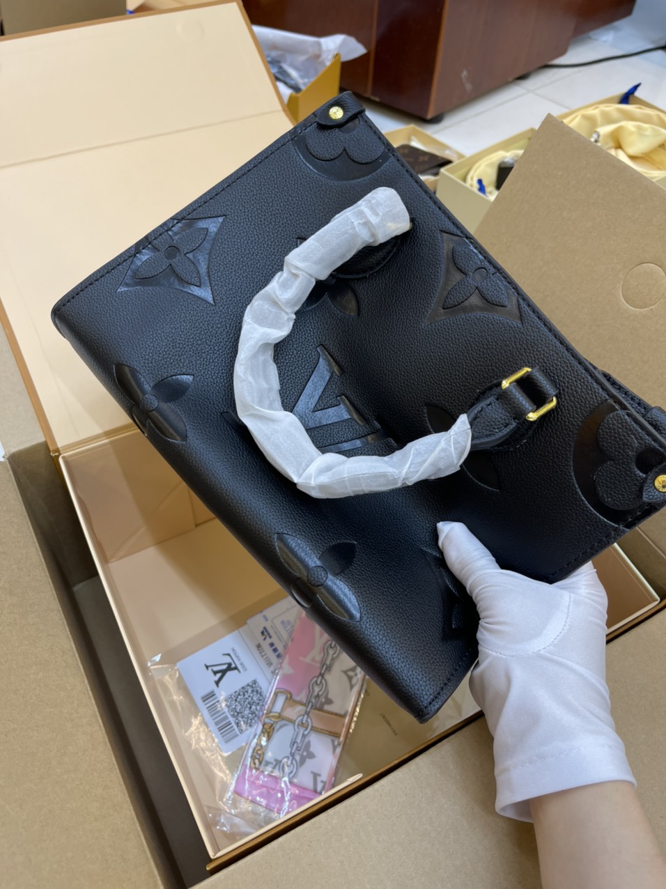 Túi Xách Super LV Tote Onthego Màu Đen 28cm